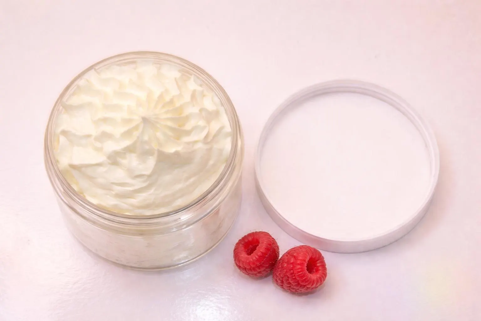 Beurre corporel fouetté framboise naturel — chantilly de corps framboise riche au karité brut pour nutrition intense