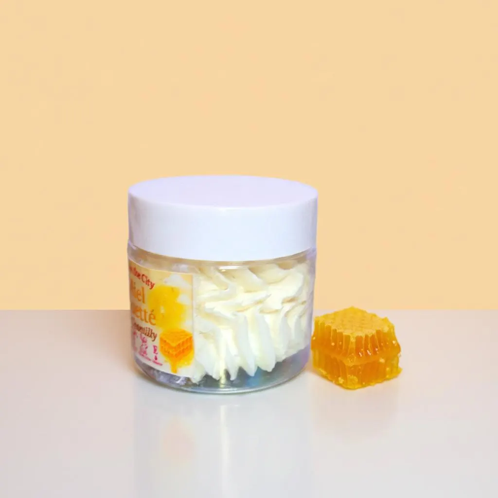 Chantilly karité miel fouettée en pot, beurre corporel miel à la texture aérienne et nourrissante