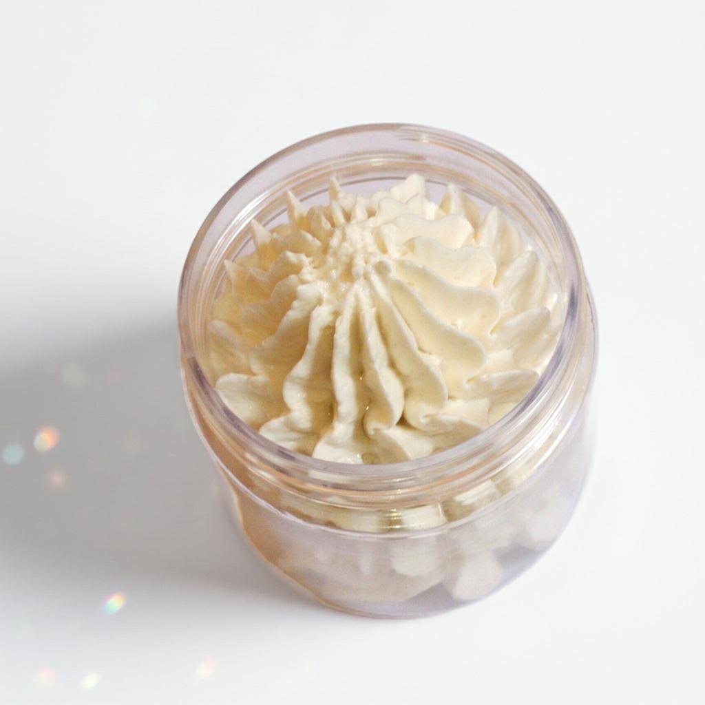 Pot ouvert de chantilly karité vanille montrant une mousse riche et crémeuse.