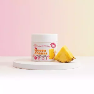 Pot de chantilly karité miel fouetté avec morceau de rayon de miel brillant posé à côté.