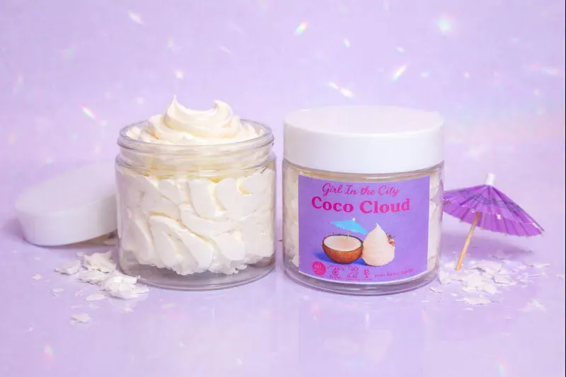 Beurre corporel fouetté coco des îles à base de chantilly de karité nourrissante, texture riche et fondante