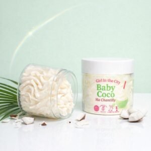 Pot de beurre corporel fouetté coco light superposé, contenant une chantilly de karité onctueuse, ambiance fraîche et naturelle aux notes tropicales.