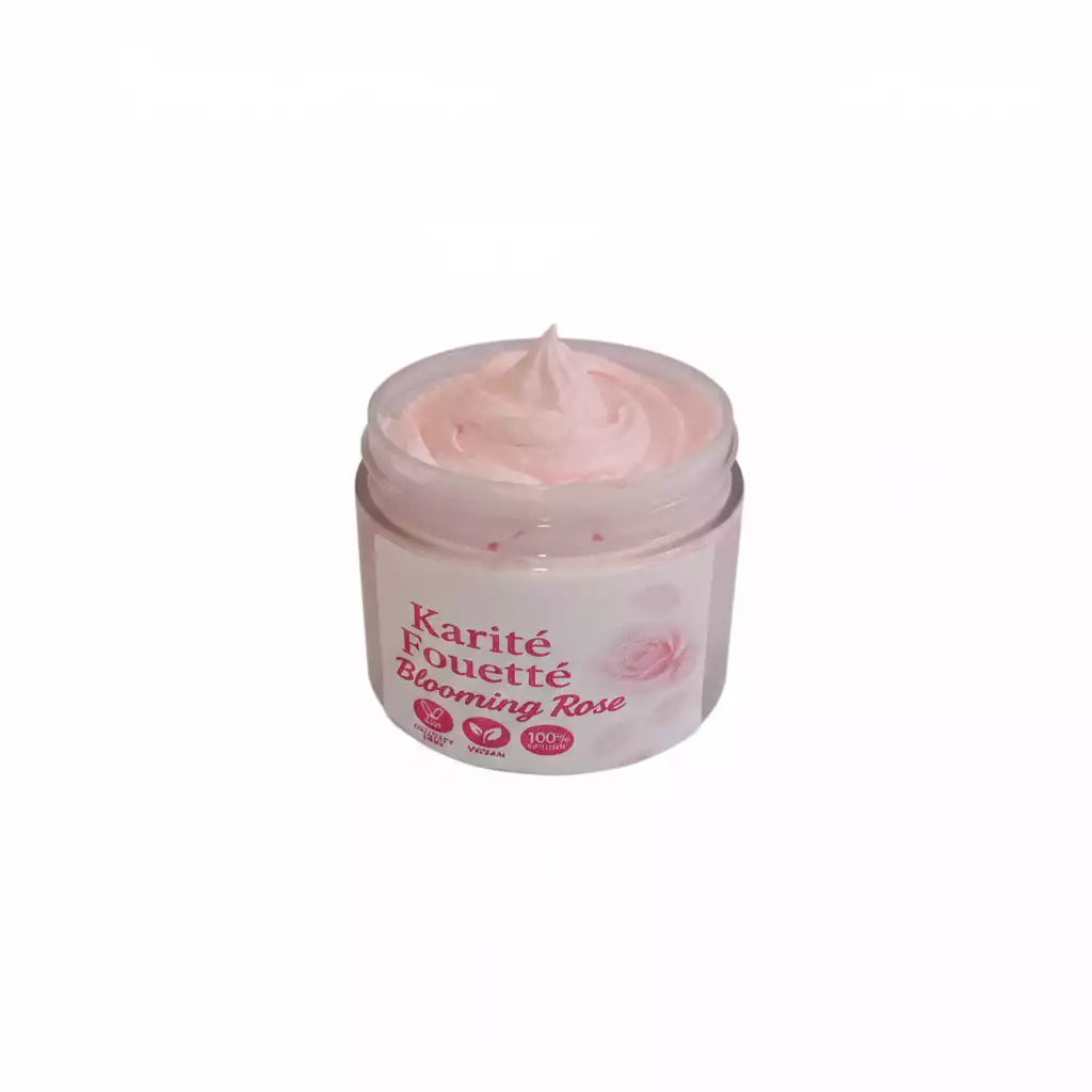 Chantilly de karité Rose en pot ouvert – karité fouetté onctueux, beurre corporel et capillaire 100 % naturel. Texture veloutée et parfum de rose pour nourrir corps et cheveux.