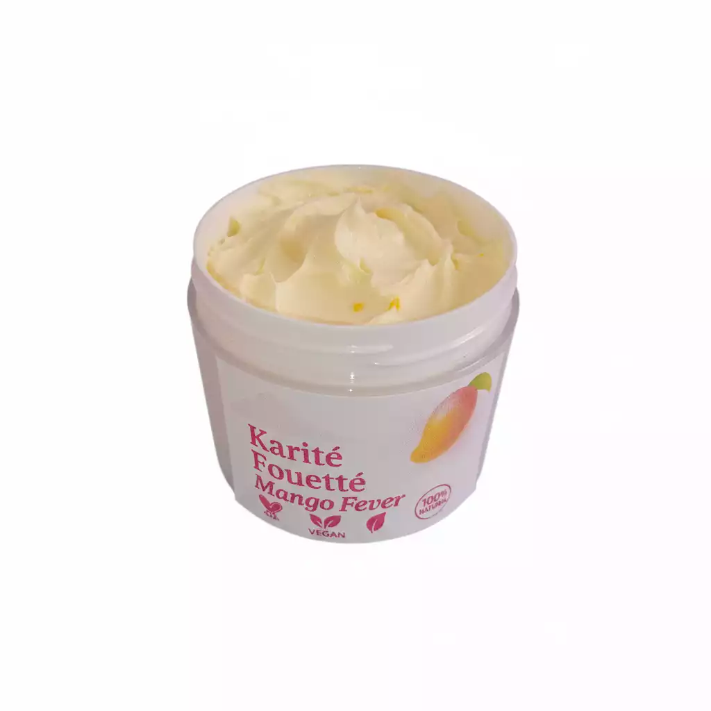 Pot ouvert de chantilly de karité Mangue & Passion – beurre corporel et capillaire fouetté 100 % naturel. Une texture aérienne et fruitée qui fond sur la peau et les cheveux.