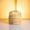 Pot de chantilly karité miel avec texture crémeuse et nourrissante, cosmétique naturel riche.