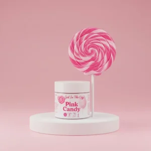 Grand pot de chantilly de karité Pink Candy – beurre corporel et capillaire fouetté, au karité 100 % naturel. Texture onctueuse et parfum sucré pour hydrater peau et cheveux au quotidien