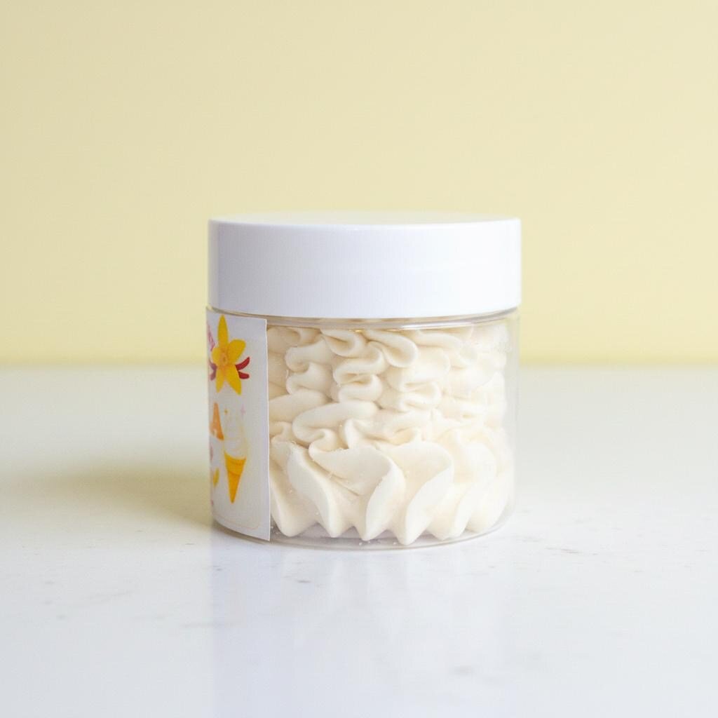 Chantilly karité vanille appliquée sur la peau, texture douce et nourrissante.