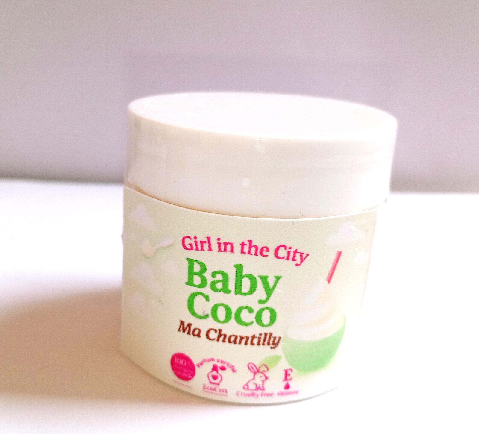 Chantilly karité dans un pot transparent, texture fouettée légère idéale pour hydrater la peau.”