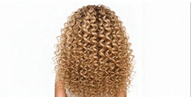 Produit cosmétique naturel Girls in the City : pot de beurre de karité brut près de jambes hydratées.