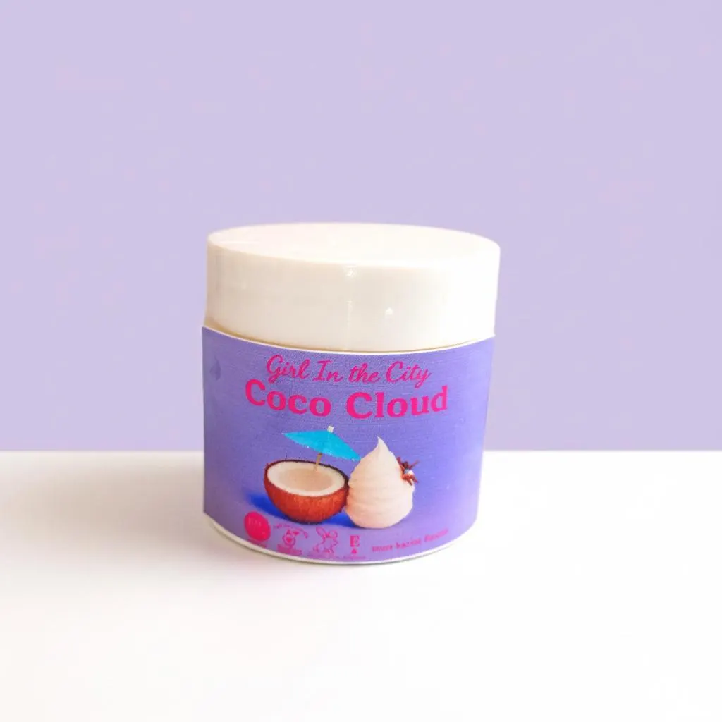 Pots de chantilly karité artisanale aux parfums coco, alignés pour présentation e-commerce.