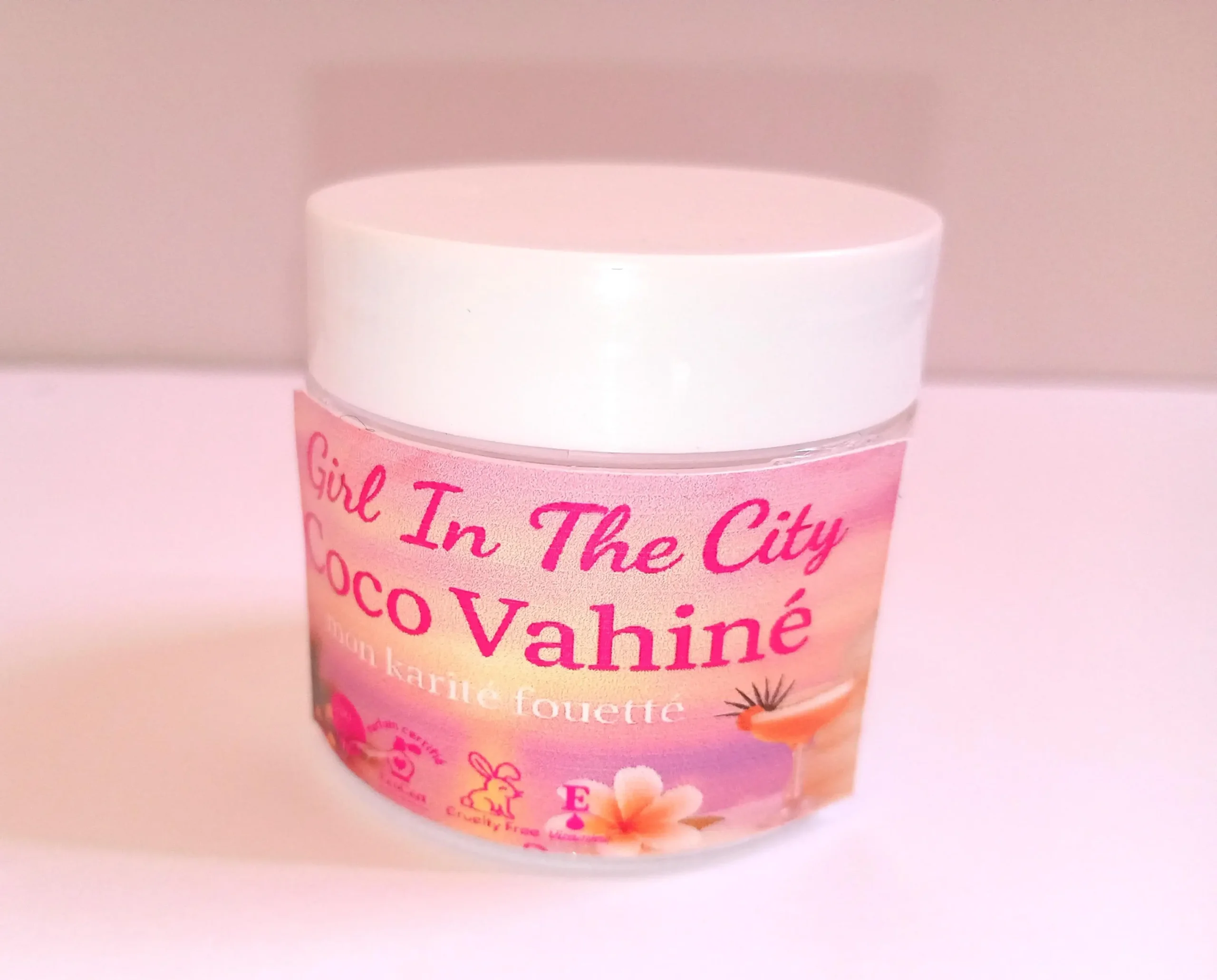 Texture aérienne de chantilly karité vue en gros plan, finition fluffy et naturelle.