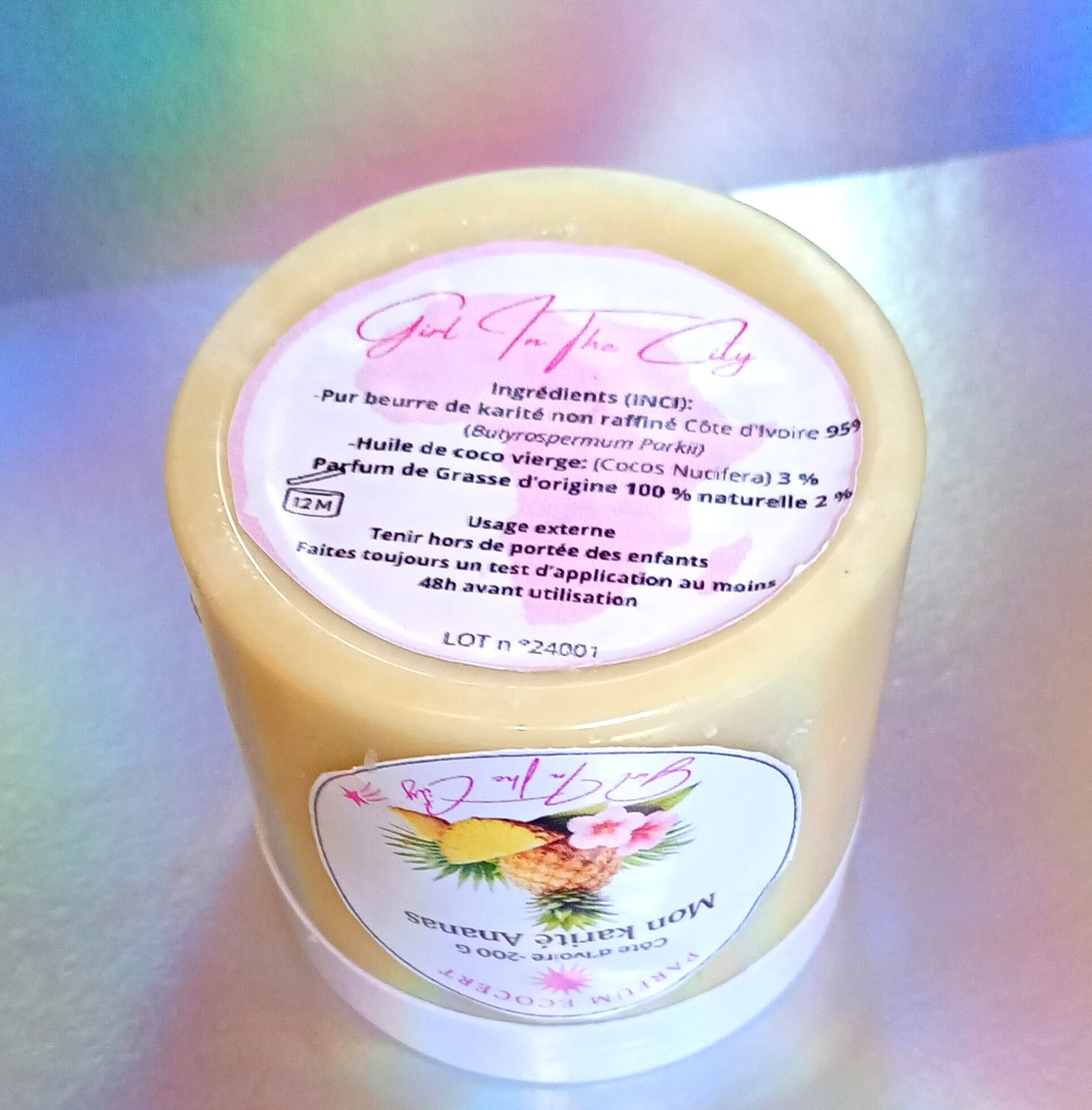 Pur beurre de karité ananas utilisé sur les longueurs sèches pour discipliner et parfumer les cheveux.