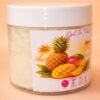 Pot ouvert de beurre corporel fouetté mangue ananas à la texture onctueuse type chantilly de corps mangue ananas