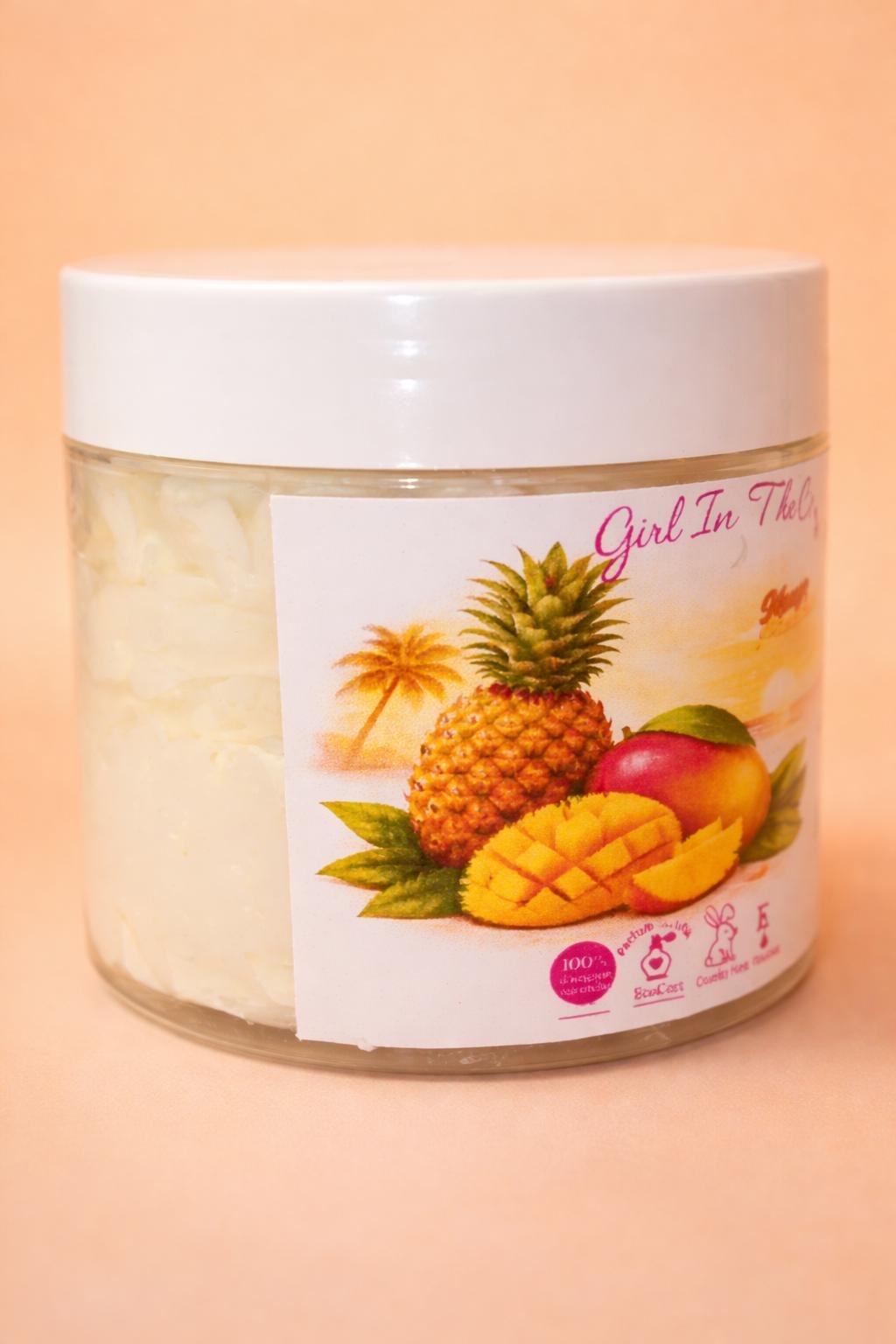 Pot ouvert de beurre corporel fouetté mangue ananas à la texture onctueuse type chantilly de corps mangue ananas