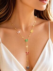 Collier y ballet de papillons